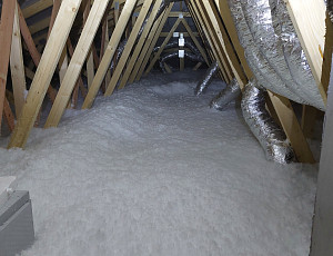 Zateplení stropu novostavby typu bungalov pomocí foukané izolace